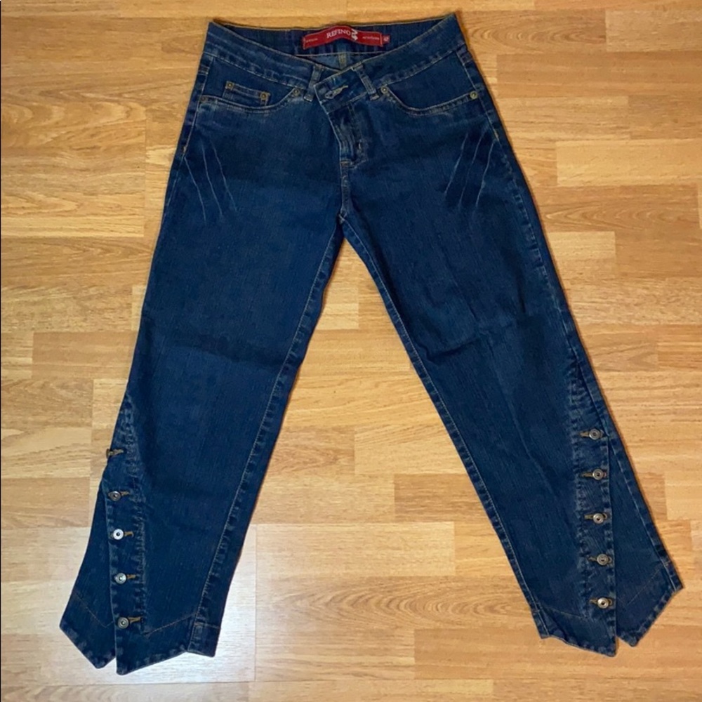 NEW Capri jeans with button design